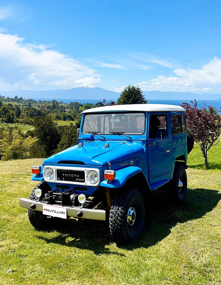 Toyota Land Cruiser BJ40 1981 azul frente al volcán Osorno