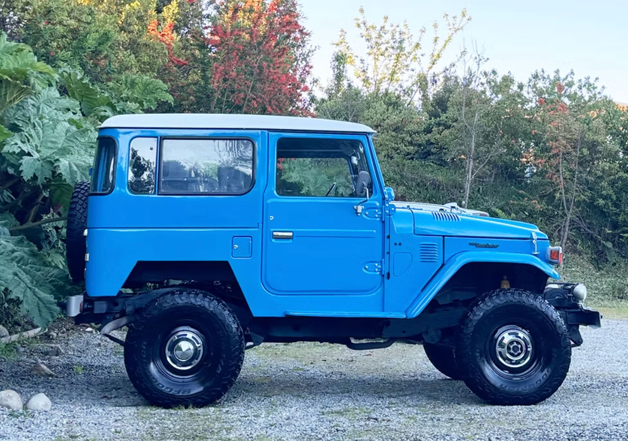 Toyota Land Cruiser BJ40 azul clásico entre la vegetación