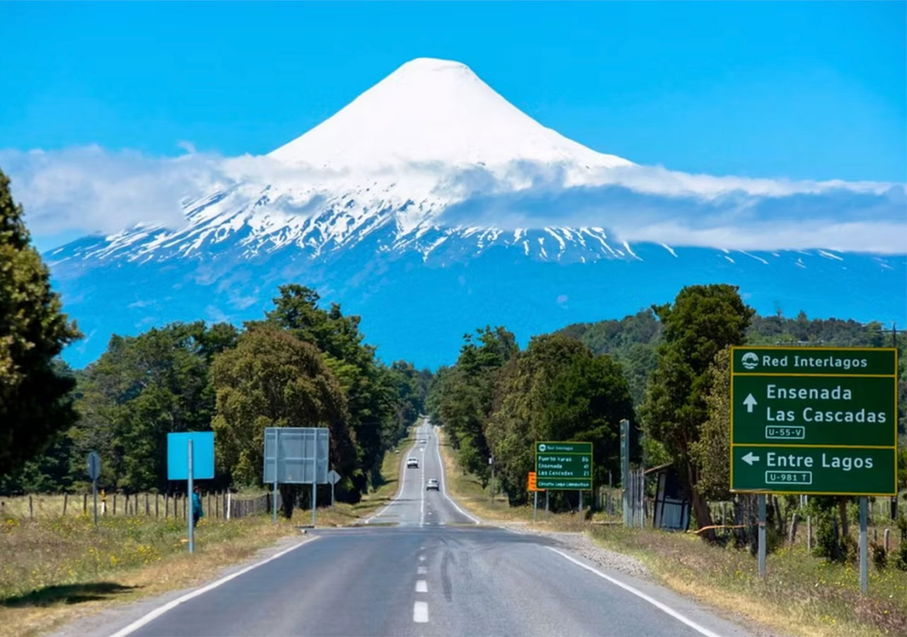 Camino hacia el volcán Osorno con señalética de la Red Interlagos