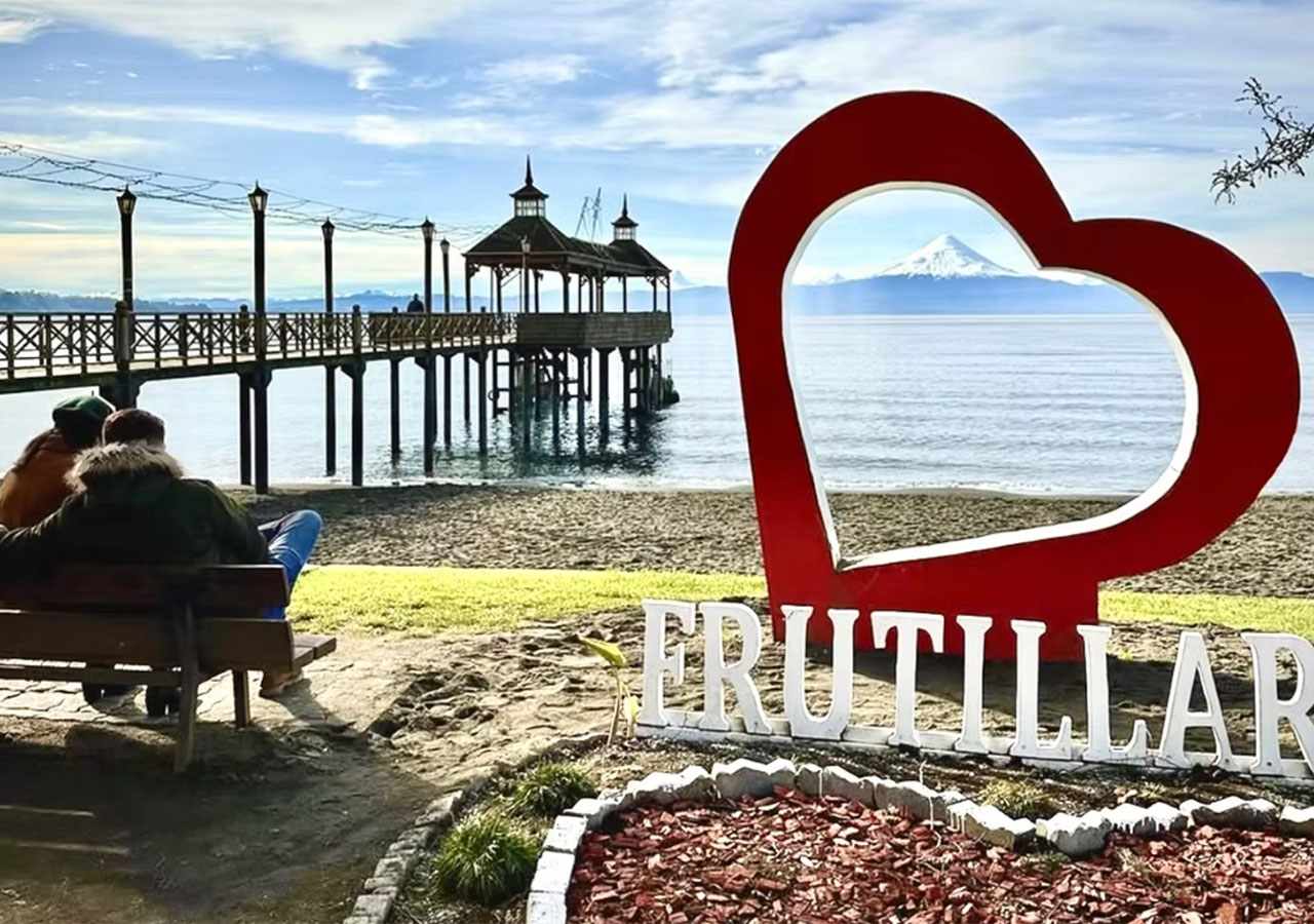 Letrero corazón de Frutillar frente al muelle y el volcán Osorno