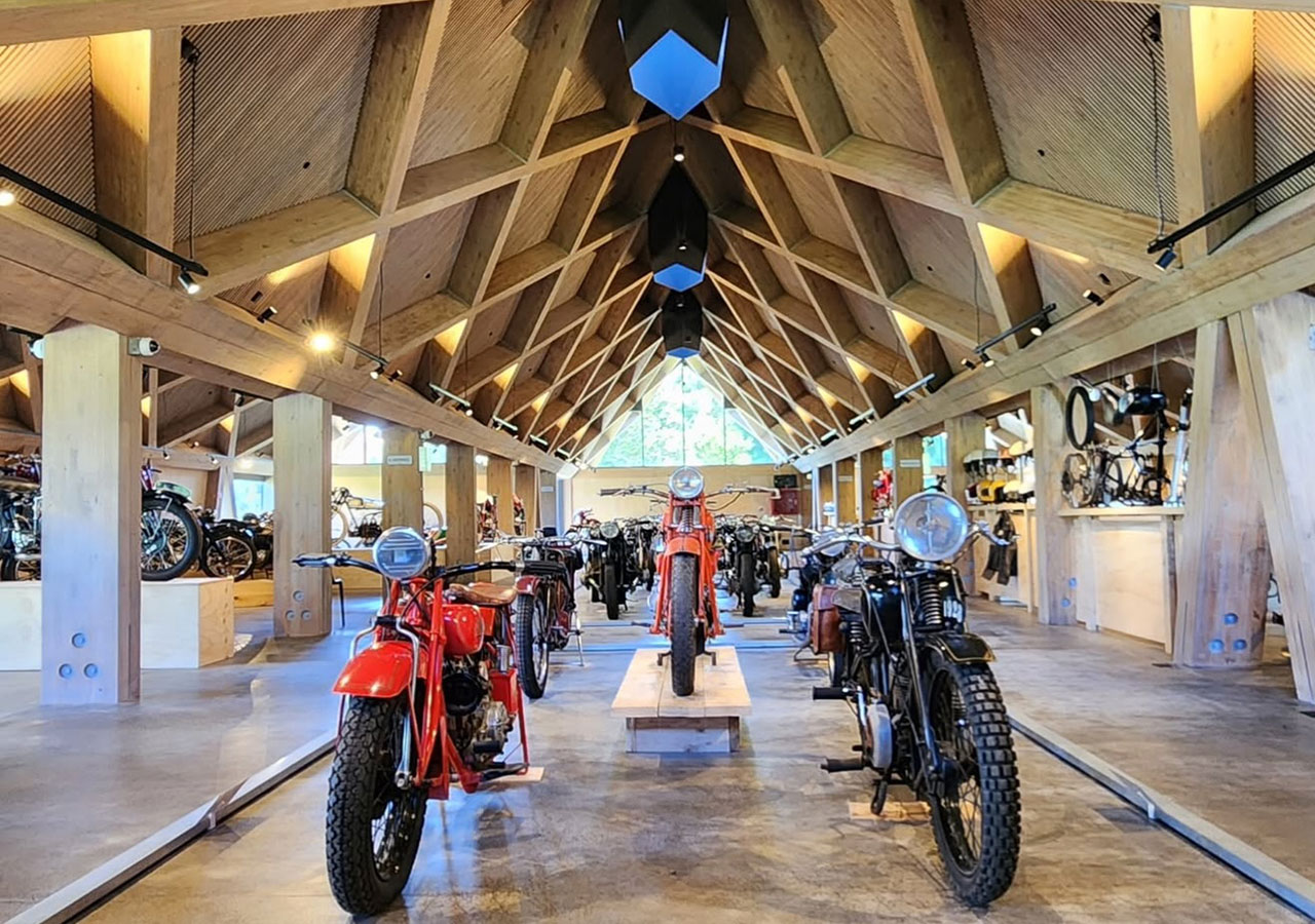 Interior del museo de motos con motocicletas clásicas