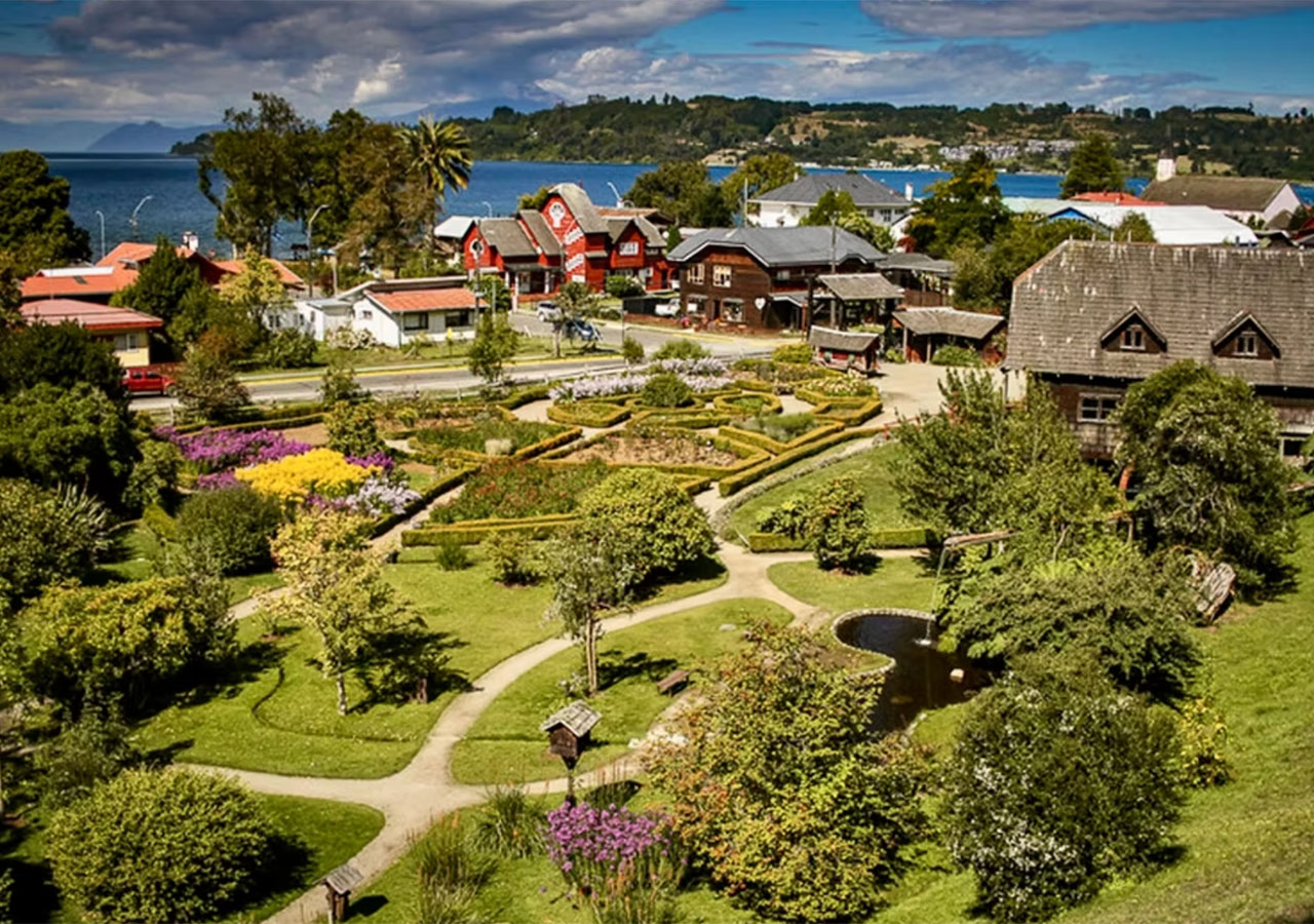 Museo Colonial Alemán de Frutillar con jardines a orillas del lago