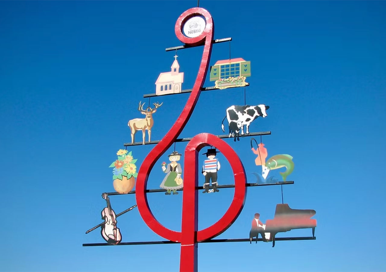 Escultura de clave de sol de la Ciudad de la Música en Frutillar