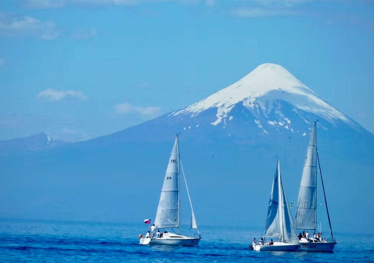 Veleros navegando en el lago Llanquihue con el volcán Osorno de fondo