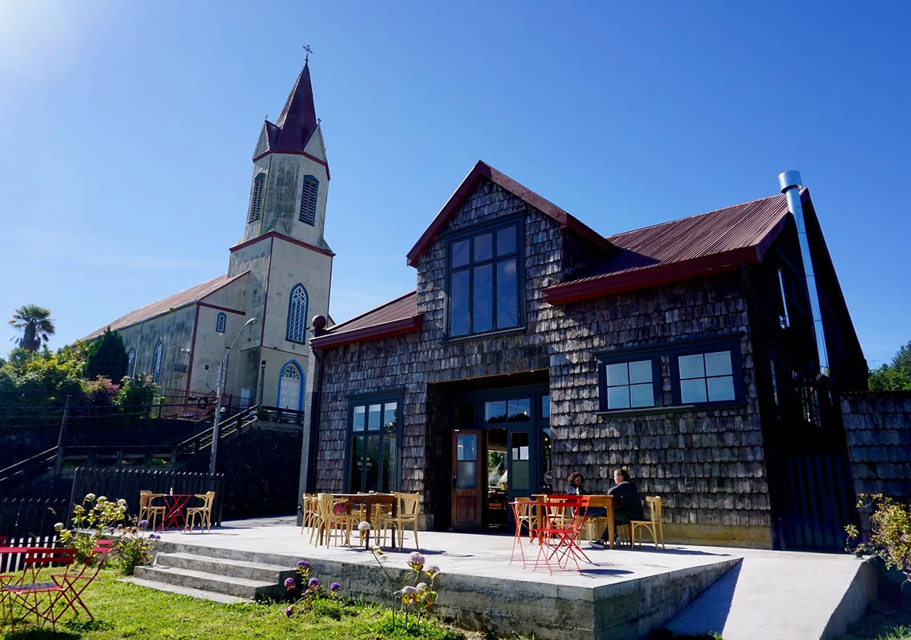 Iglesia y café de tejuelas en Puerto Octay