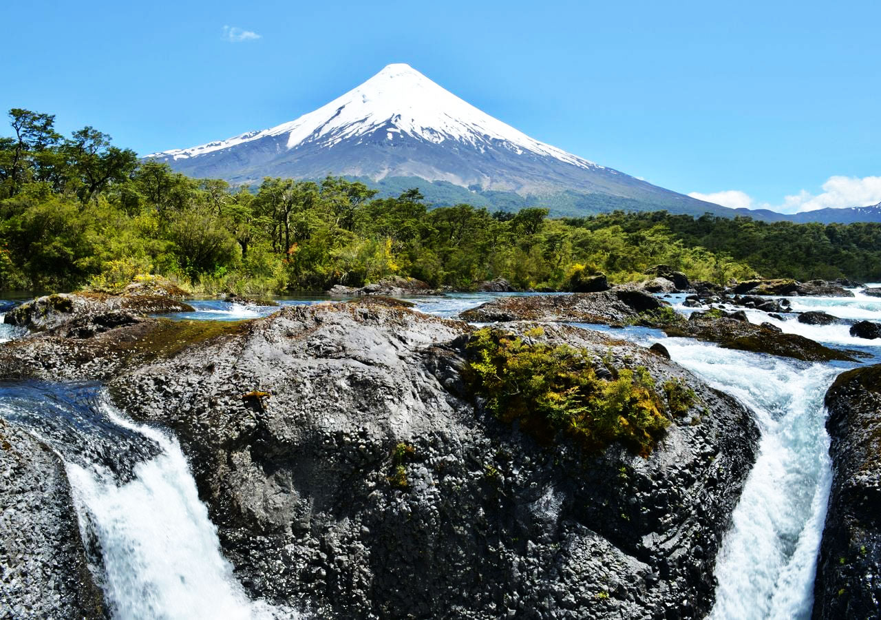 Saltos del Petrohué con el volcán Osorno al fondo