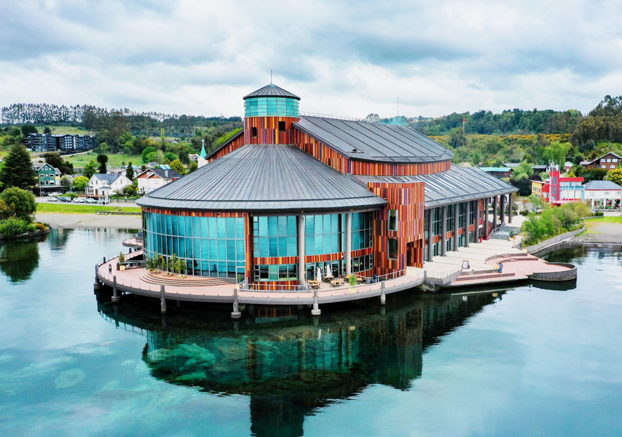Teatro del Lago de Frutillar sobre el lago Llanquihue