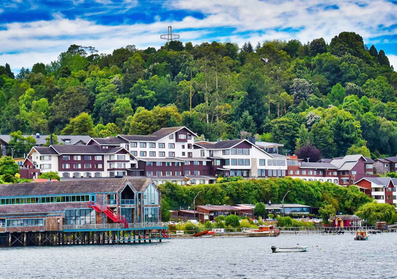 Costanera de Puerto Varas con hoteles y muelle de madera