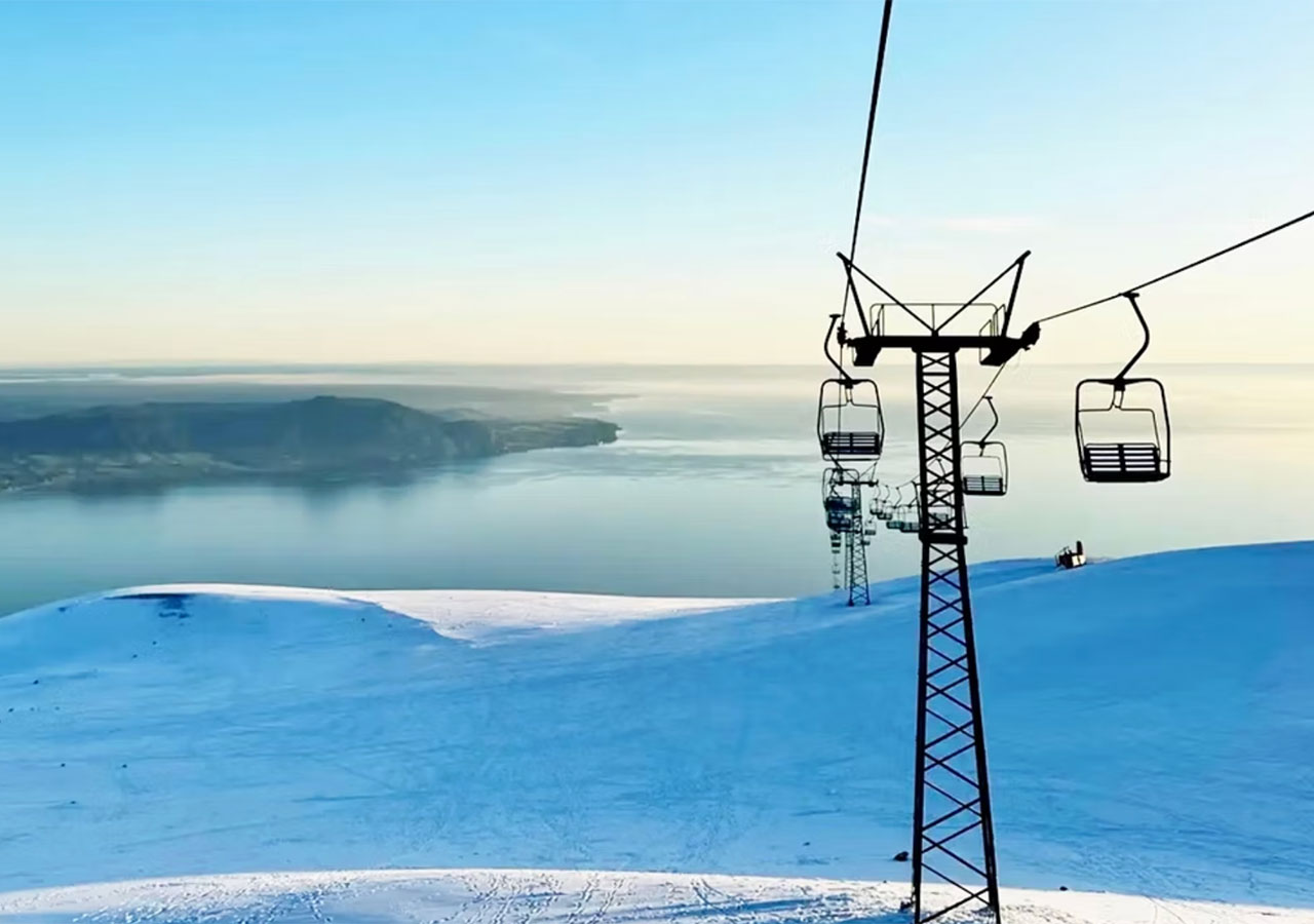 Andarivel del centro de ski en el volcán Osorno nevado